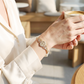 📿 Exklusiva smycken💎 Elegant ihålig blomma Jungfru Maria armband – Delikat design & hypoallergen – Perfekt för dagligt tro-inspirerat bruk – andlighet möter stil ✨🙏