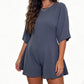 Uformell jumpsuit med rund hals og innsvingt midje