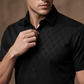 👔 60% RABATT NU!🖤 Svart herrskjorta med textur – Diamantjacquard och atletisk passform – Snyggt och oumbärligt 🔥