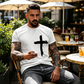 ✝️ BEGRÄNSAD TID: 50 % RABATT! ✨ Herr-T-shirt med tro-motiv – Slitet kors, bekväm passform, hög kvalitet 🧡