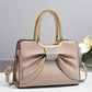 🔥 50% RABATT på utvalda produkter🎉Elegant damaxelväska med rosett & krokodilmönster 👜 Lyxig textur, söt rosett & tidlös elegans – din perfekta vardagsaccessoar ✨