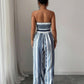 👗💙 Geometrisk jumpsuit med halterneck och slits i sidan – 50 % RABATT! Perfekt för stranden, kontoret och kvällen. 🔥✨