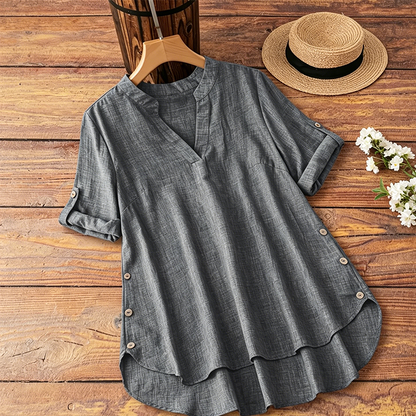👚 50% RABATT NU! 🌿 Avslappnad V-ringad Blus – Uppvikta Ärmar & Sidoslits – Lätt & Ledig för Sommaren ☀️