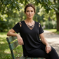 Elegant V-ringad T-shirt för dam med korsad design